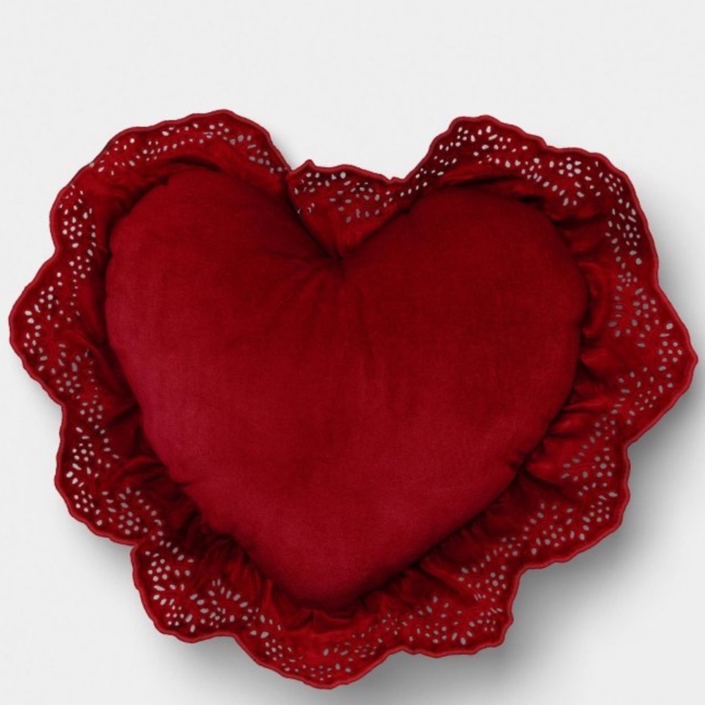 NWT Ruffled eyelid heart pillow threshold